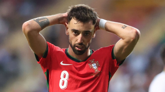 Fernandes ký hợp đồng gia hạn với Man Utd.