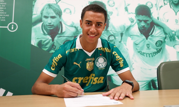 Real Madrid cân nhắc chiêu mộ Vitor Reis.