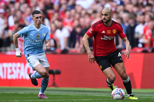 Sofyan Amrabat không được M.U mua đứt.