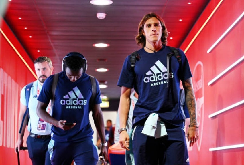 Calafiori đến Arsenal sau một thời gian dài đàm phán.