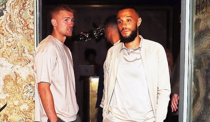 Lúc này, De Ligt và Mazraoui chỉ còn chờ thời điểm thương vụ chuyển nhượng được công bố để chính thức ra mắt Man Utd.