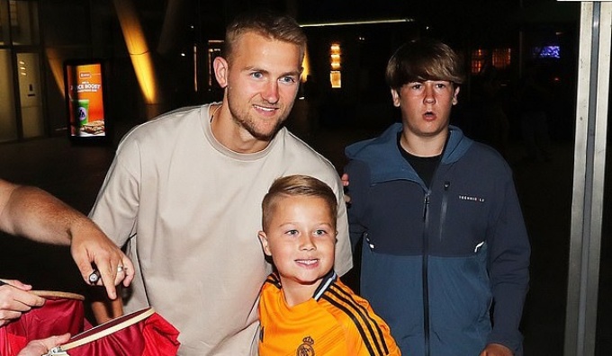 De Ligt cũng tranh thủ giao lưu với người hâm mộ.