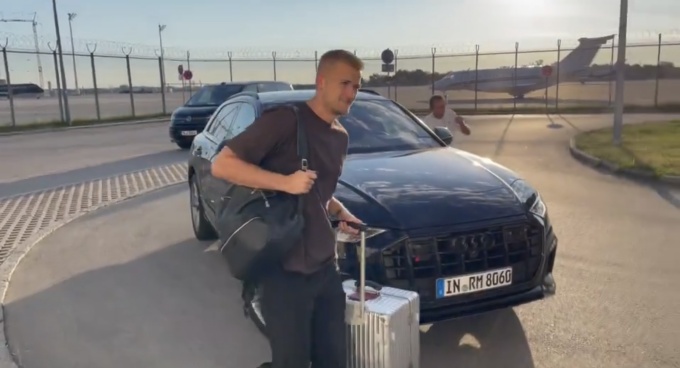 Do cùng khoác áo Bayern Munich nên De Ligt và Mazraoui di chuyển cùng nhau ra sân bay để sang Manchester.