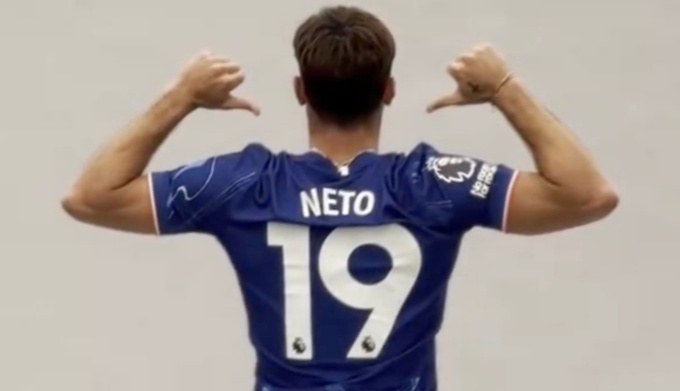 Broja trở thành nạn nhân của Neto.