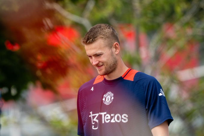 Ngay sau khi hoàn tất mọi thủ tục gia nhập Man Utd, De Ligt và Mazraoui nhanh chóng xỏ giày ra sân tập luyện.