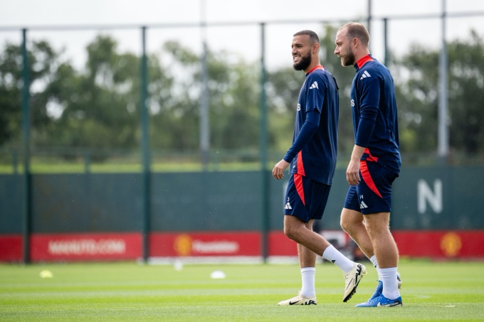 Mazraoui sớm làm quen với Christian Eriksen.