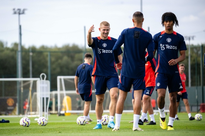 De Ligt và Mazraoui thể hiện thái độ tích cực ngay trong buổi tập đầu tiên. Nụ cười thường xuyên nở trên môi bộ đôi này.