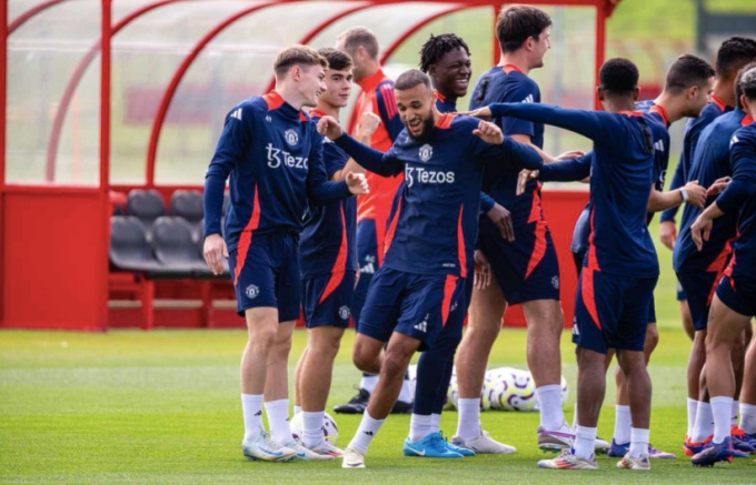 Trước buổi tập, dàn sao Man Utd dành cho De Ligt và Mazraoui màn chào đón đặc biệt. Cả đội xếp thành 2 hàng và thực hiện màn đập tay lên vai khi cặp đôi tân binh này đi ngang qua.