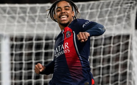 Trên hàng công, sau sự ra đi của Kylian Mbappe, có thể Bradley Barcola sẽ được lựa chọn làm gương mặt thay thế. Cầu thủ 21 tuổi được PSG chiêu mộ từ Lyon hồi năm ngoái với mức phí 45 triệu euro. Và sau màn trình diễn khá ấn tượng mùa giải trước, anh đang nhận được sự tin tưởng từ HLV Enrique.