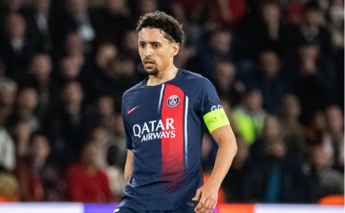 Sát cánh bên cạnh cầu thủ người Slovakia là đội trưởng Marquinhos.