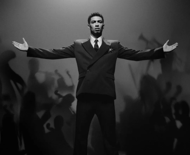 Cựu cầu thủ Borussia Dortmund thực hiện màn ăn mừng quen thuộc để quảng bá cho LV.