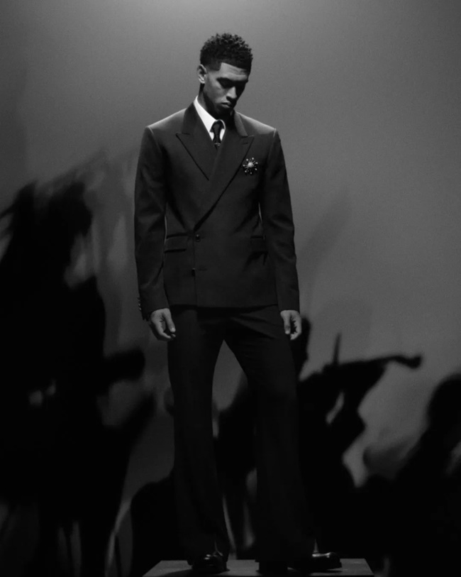 Cầu thủ sinh năm 2003 có "niềm đam mê mãnh liệt với thời trang". Trong video được đăng trên kênh YouTube chính thức của thương hiệu vào thứ sáu, Bellingham cho biết: 'Tôi rất vui khi được gia nhập gia đình Louis Vuitton.":