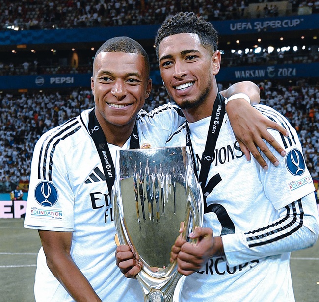 Bellingham mừng Siêu cúp châu Âu với Kylian Mbappe.