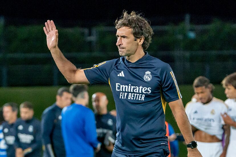 Raul gắn bó với Real 16 năm.