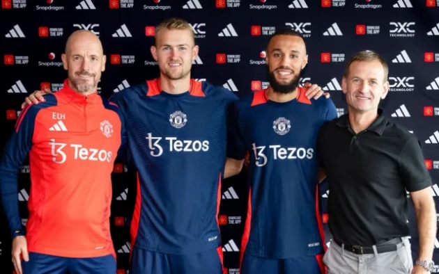 De Ligt bên cạnh Ten Hag trong buổi lễ ký kết hợp đồng.