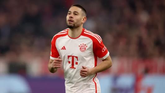Hậu vệ trái: Raphaël Guerreiro là mẫu cầu thủ có khả năng tấn công lẫn phòng ngự toàn diện.