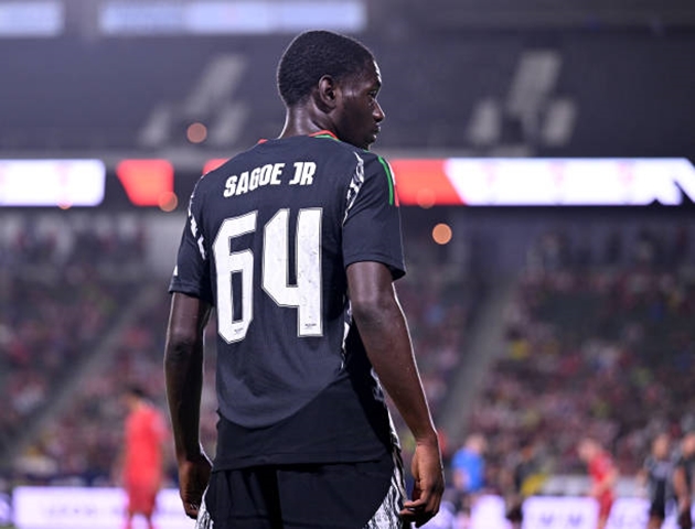 Arsenal cân nhắc đem Charles Sagoe Jr đi cho mượn.