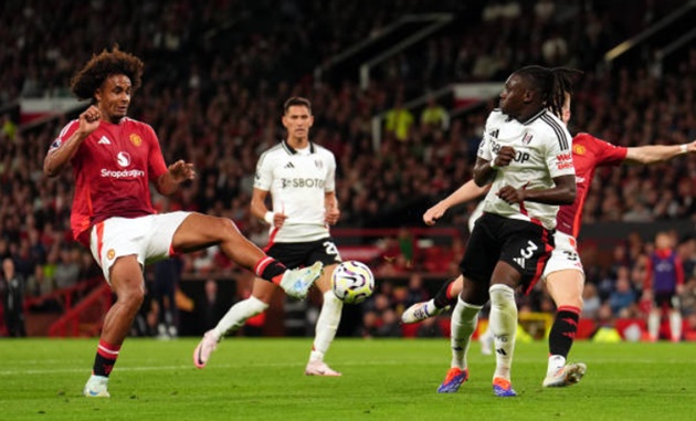 Fulham trả giá vì một thoáng sơ hở trước Zirkzee.