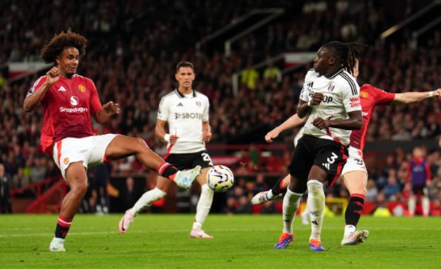 Zirkzee mở tỷ số ở Old Trafford.