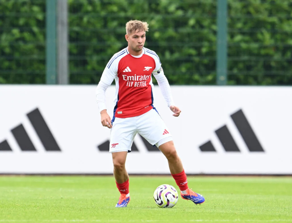 Smith-Rowe lúc còn khoác áo Arsenal.