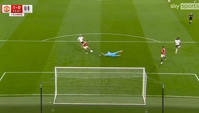 Garnacho hỏng ăn khó tin trước khung thành trống.