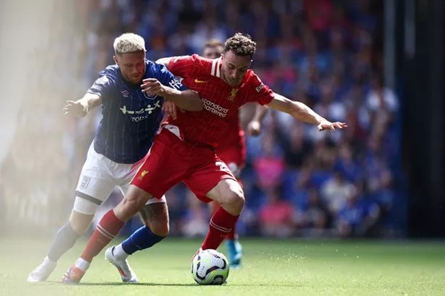 Jota mở tỷ số khi Liverpool dồn ép trong hiệp 1.