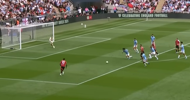 Trước Manchester City tại Siêu cúp Anh, Manchester United thi đấu không hề tệ. Các cầu thủ áo đỏ phối hợp nhịp nhàng để đưa quả bóng sang trái cho Marcus Rashford ở vị trí thuận lợi.