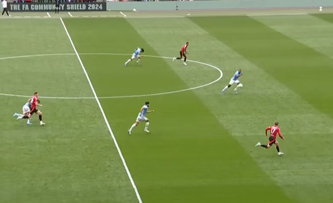 Sang hiệp 2, Man Utd phản công thần tốc khi người nhận bóng là Alejandro Garnacho.