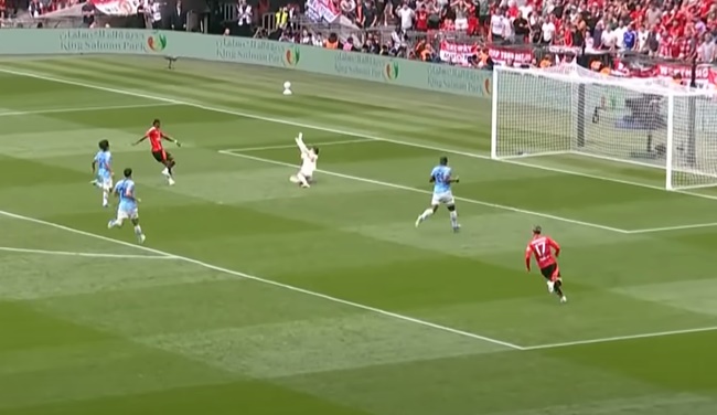 Rashford lại gây thất vọng vì sút bóng chạm cột dọc ở tình huống đối mặt này.