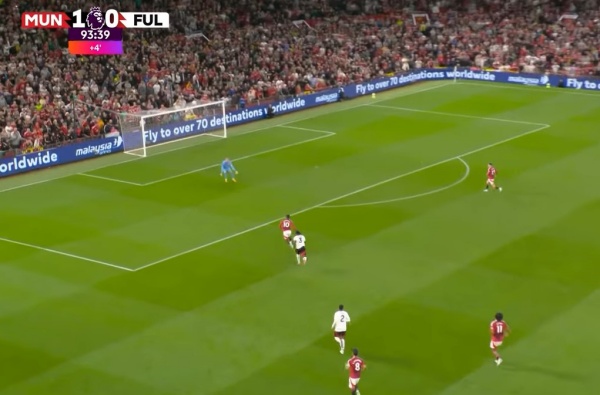 Rashford tăng tốc, băng băng tiến vào vòng cấm địa Fulham. Tiền đạo người Anh có pha đối mặt thủ môn Bernd Leno bên phía Fulham. Rashford  quyết định chuyền ngang cho Alejandro Garnacho.