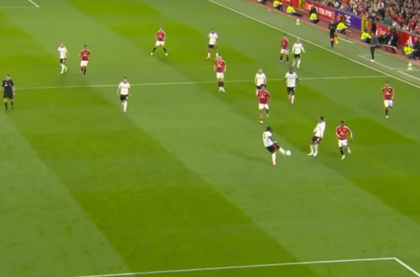 Man United có thể nâng tỷ số lên 2-0 nếu tận dụng cơ hội tốt hơn. Phút 90+3', hậu vệ Calvin Bassey khống chế lóng ngóng để mất bóng vào chân Marcus Rashford.