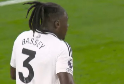 Tình huống hú vía với hậu vệ Bassey. Bassey suýt chút nữa hóa tội đồ của Fulham.
