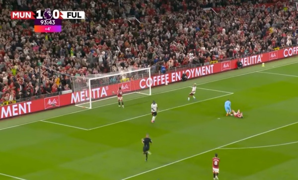 Garnacho ôm mặt đầy tiếc nuối. Trong khi đó, Rashford xả cơn thịnh nộ khi đập xà ngang khung thành Fulham sau pha bỏ lỡ của đồng đội.