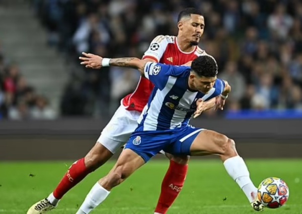Evanilson từng chạm trán Arsenal ở Champions League.