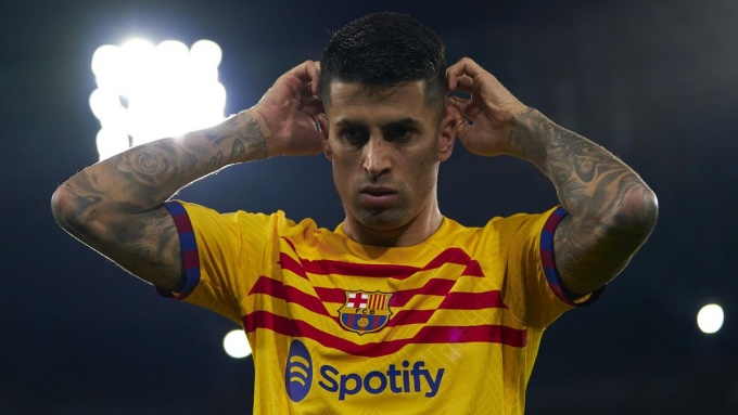 Guardiola mở đường cho Cancelo ở lại Man City.