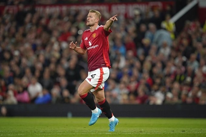 De Ligt cũng mới cập bến Old Trafford nên cần thời gian hòa nhập. Maguire sẽ là thách thức lớn dành cho 2 tân binh Man Utd trong việc cạnh tranh suất đá chính.