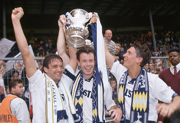 Lineker (bên phải ngoài cùng) ăn mừng chức vô địch FA Cup 1991.