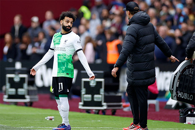 Salah và Klopp tranh cãi nảy lửa trong trận đấu với West Ham.