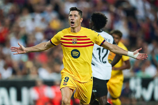 Lewandowski toả sáng mang về 3 điểm cho Barca.