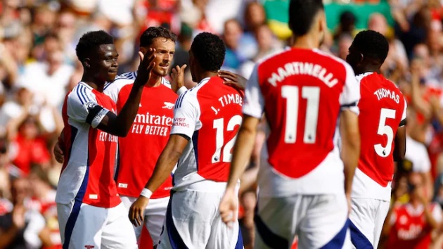 Các cầu thủ Arsenal ăn mừng bàn thắng.