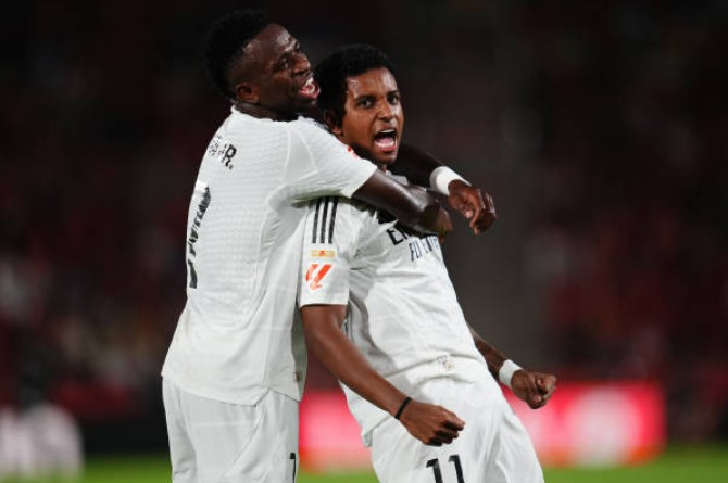 Thực tế, Real Madrid khởi đầu trận đấu không tệ. Họ có bàn thắng sớm do công của Rodrygo ở phút 13, với một pha đi bóng vào trong rồi dứt điểm rất đẳng cấp.