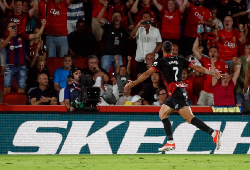 Phút 53, Vedat Muriqi bật cao đánh đầu tung lưới Real Madrid. Một tình huống mà các hậu vệ áo trắng kèm người khá hời hợt.