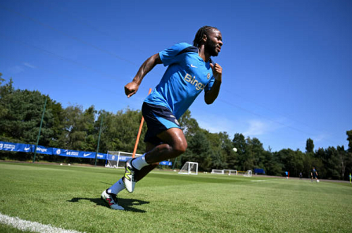 Sterling khó có tương lai tại Chelsea.