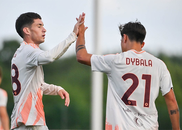 Paulo Dybala (số 21) và đàn em đồng hương Matias Soulé trong màu áo AS Roma