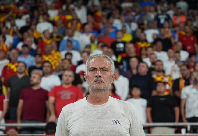 Đến Thổ Nhĩ Kỳ, Mourinho phải làm quen với những sự việc căng thẳng như thế này. Super Lig nổi tiếng với môi trường thù địch và người hâm mộ cuồng nhiệt đến mức quá khích.