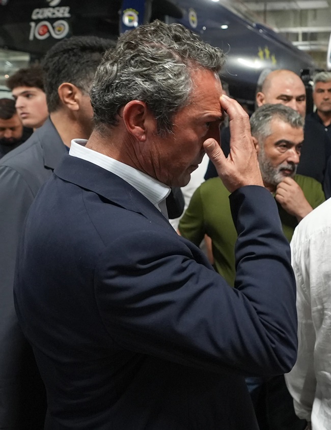 Koc cố gắng thoát khỏi hiện trường. Người ta thấy ông  ôm đầu sau vụ việc.