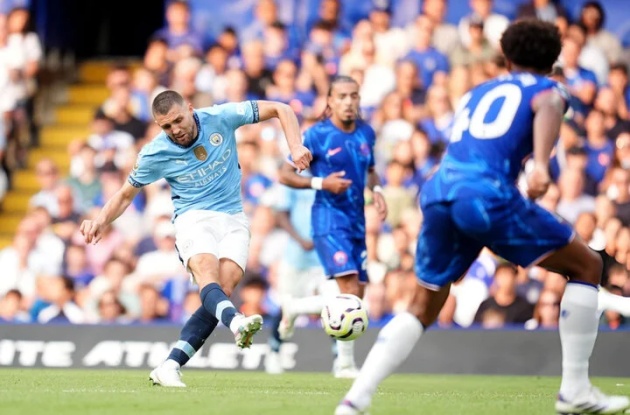 Cú đá "kết liễu" Chelsea.