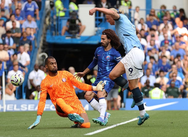Erling Haaland ghi bàn trong trận đấu với Chelsea.