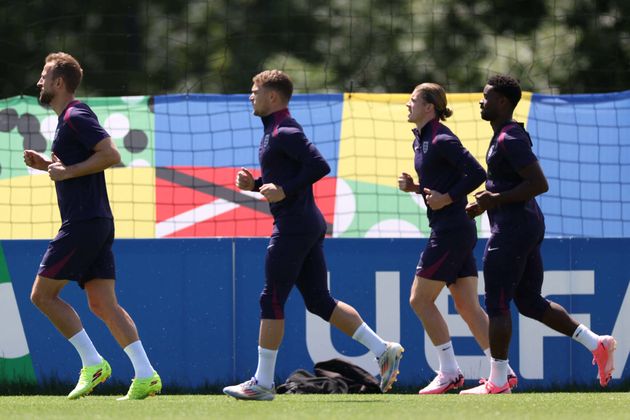 Trippier (thứ 2 từ trái sang) đã chia sẻ với Gallagher những trải nghiệm tích cực tại Atletico Madrid.