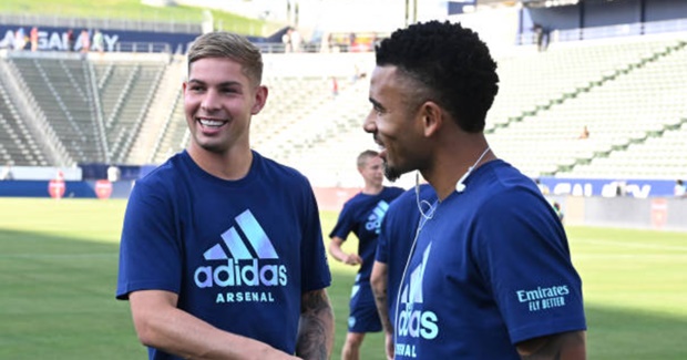 Smith Rowe đã không còn thuộc biên chế Arsenal.